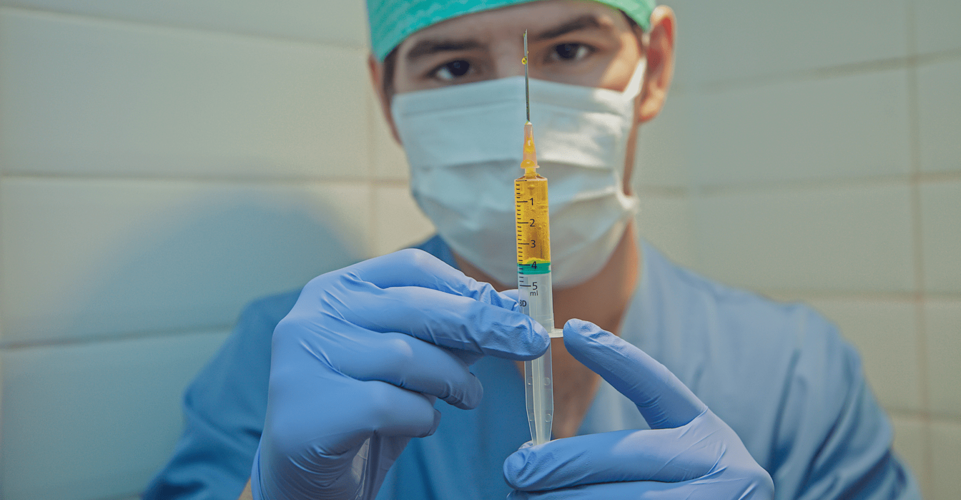 „Pandemia jatrogenii” przez szczepienia? Fałszywe informacje
