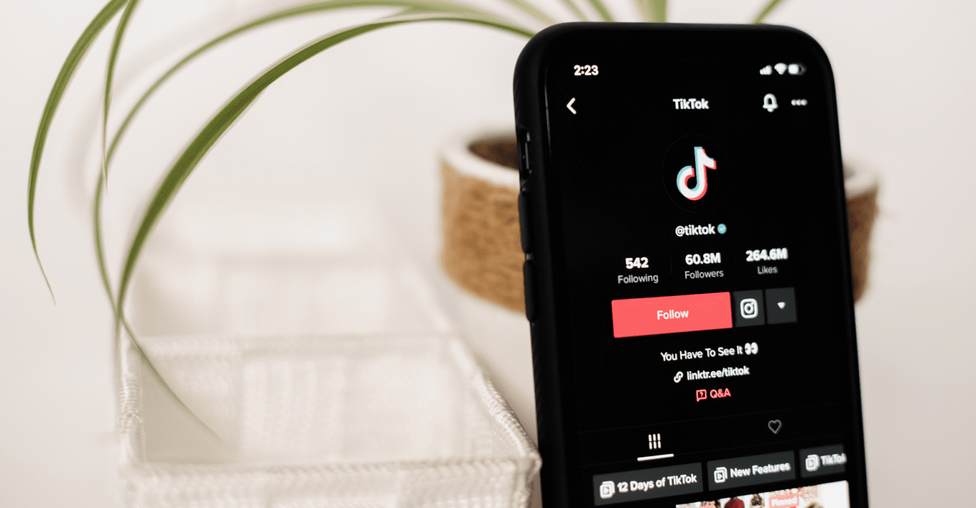 Telefon z włączoną aplikacją TikToka.