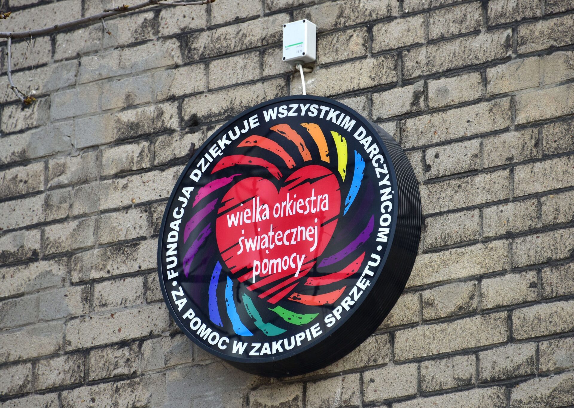 znak wośp na murze szpitala