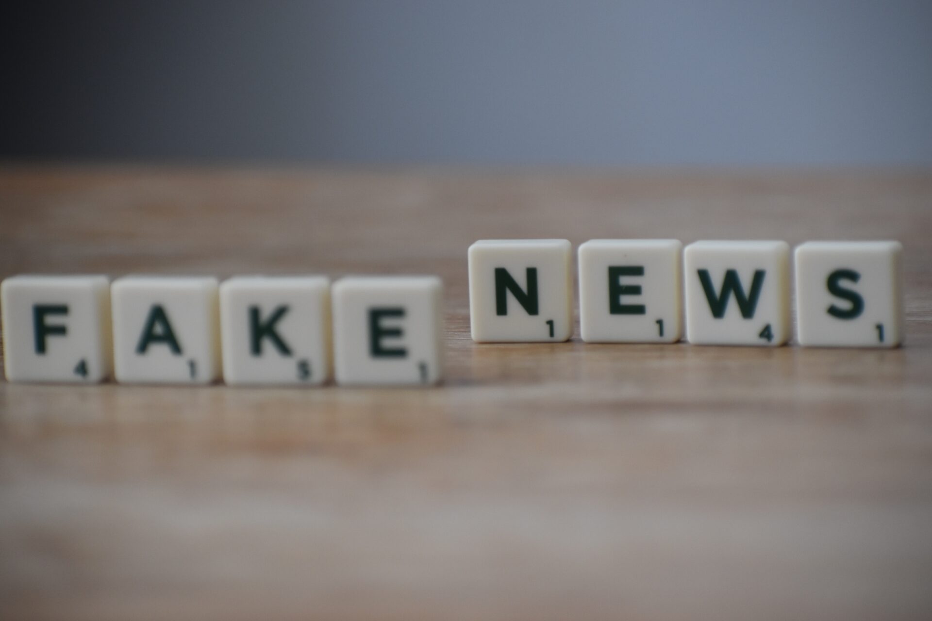 Litery ze Scrabble ułożone w słowa fake news
