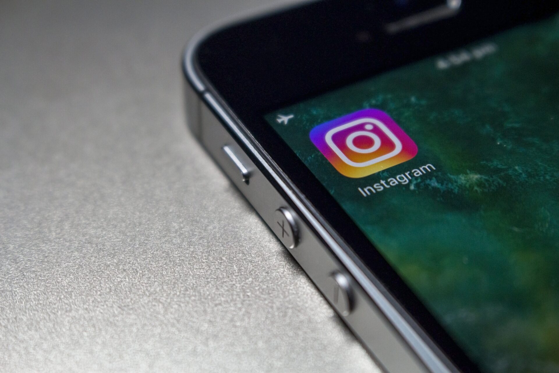 róg telefonu z widoczną ikoną instagrama