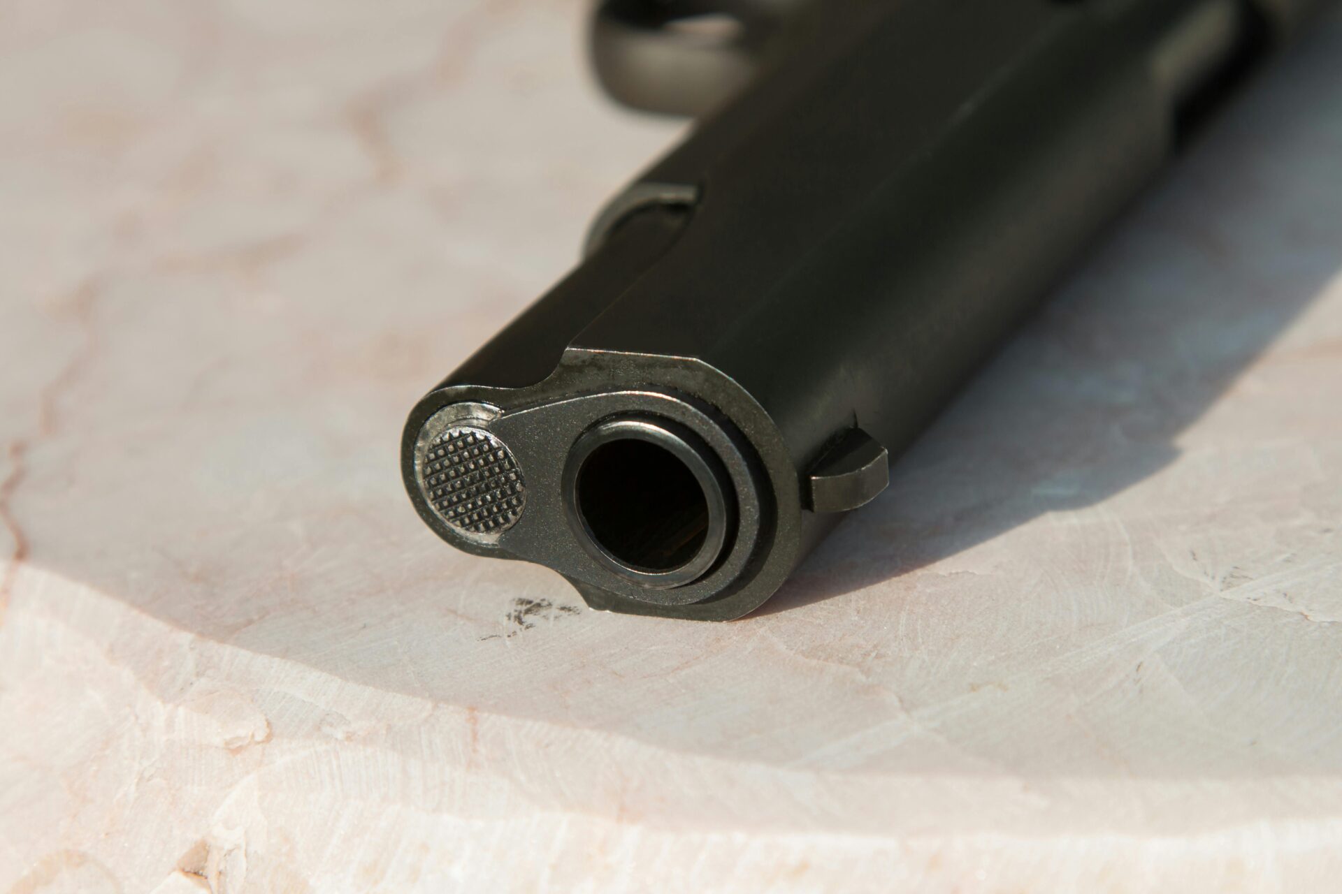 Pistolet na kamiennym stole