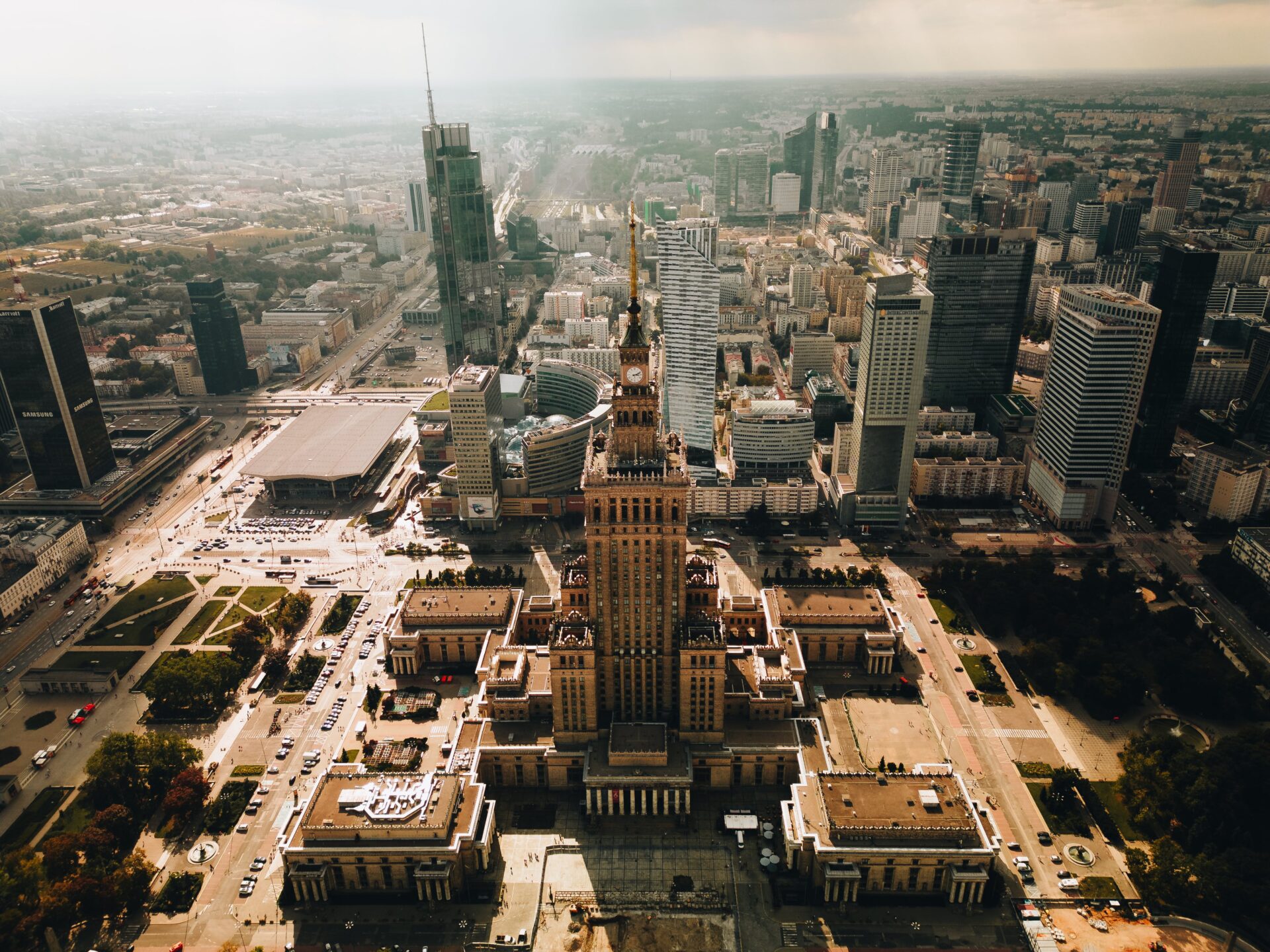 Pałac Kultury i Nauki w centrum Warszawy z lotu ptaka