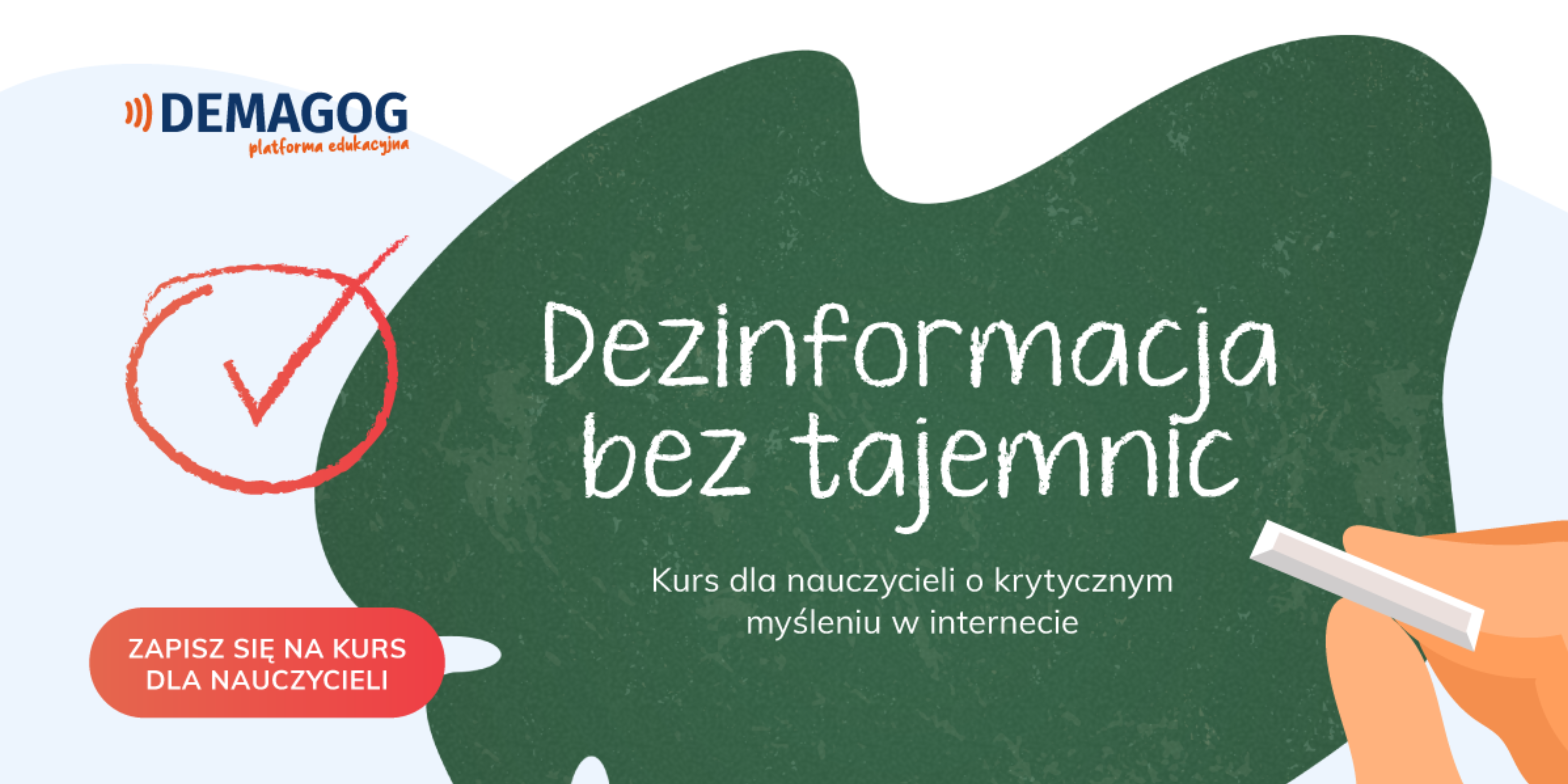 Napis "Dezinformacja bez tajemnic" na zielonej plamie przypominającej tablicę. Widoczna ręka trzymająca białą kredę. W lewym dolnym roku napis "zapisz się na kurs dla nauczycieli".