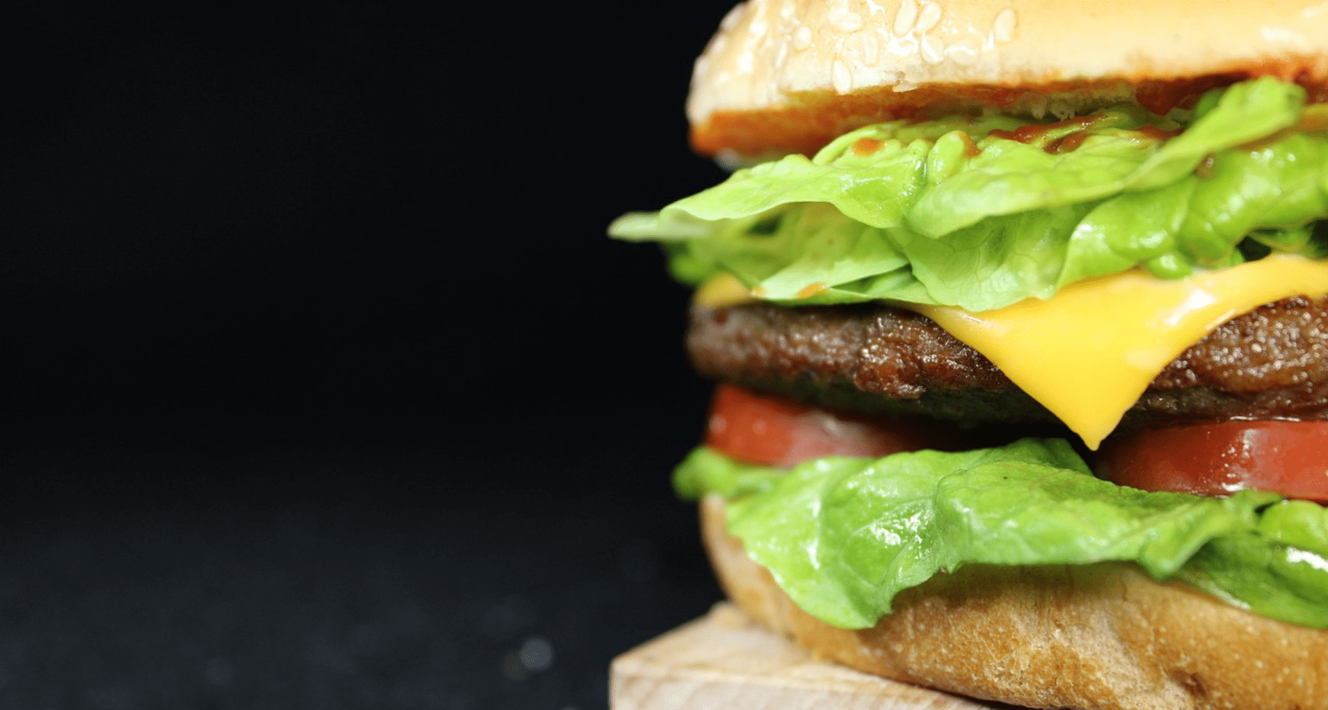 Burger z sałatą, serem, pomidorem i mięsem