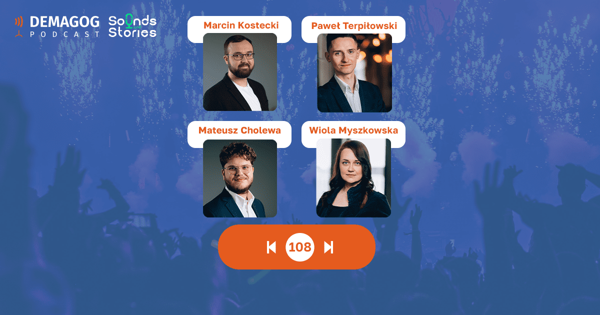 W lewym górnym rogu logo Demagog i Sound and Stories. W centralnej części zdjęcia portretowe czterech uczestników podcastu. Pod nimi pomarańczowy pasek ze znaczkiem play i numerem odcinka – 108.