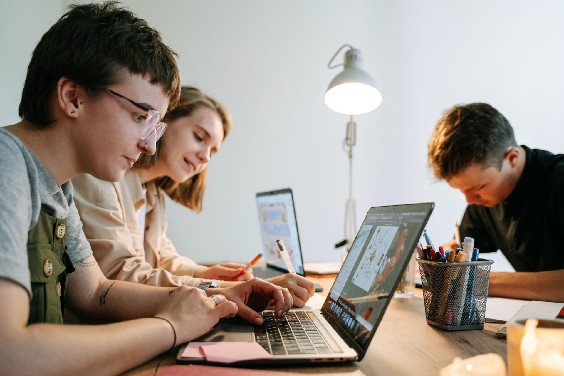 Młodzi ludzie pracujący na laptopach