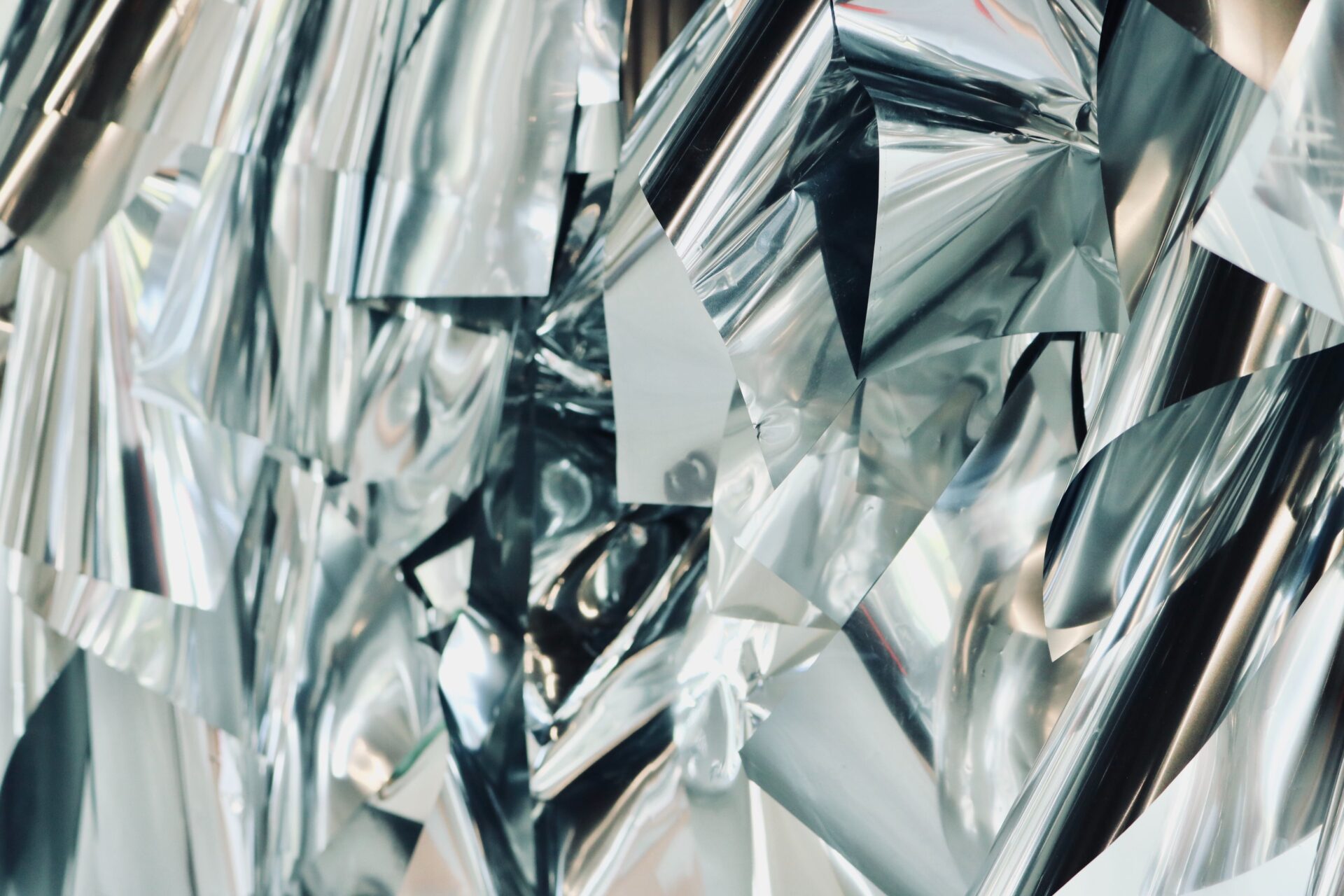 Płaty srebrnego aluminium wiszące w pionie