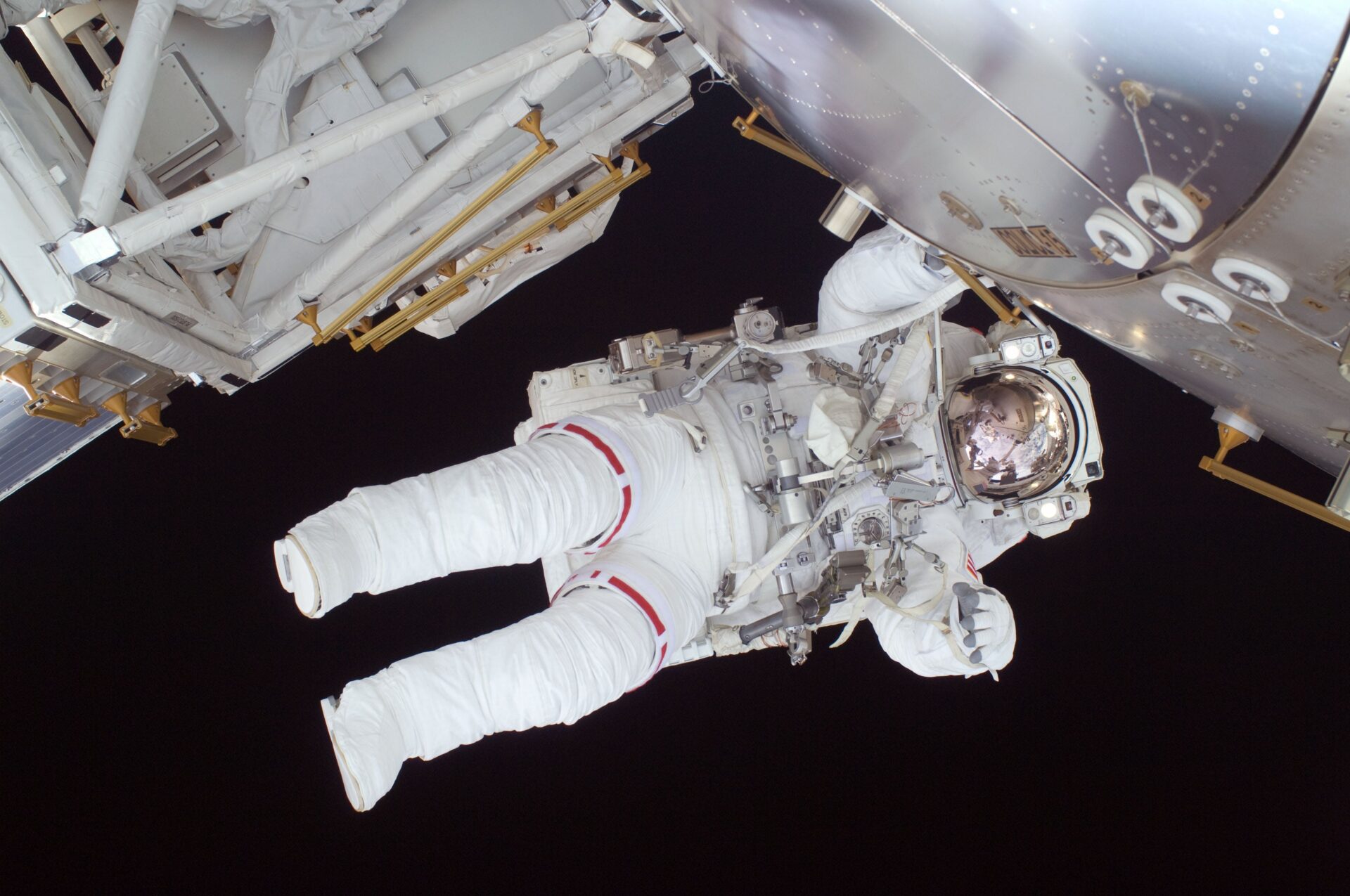 Astronauta w kosmosie, na tle stacji kosmicznej