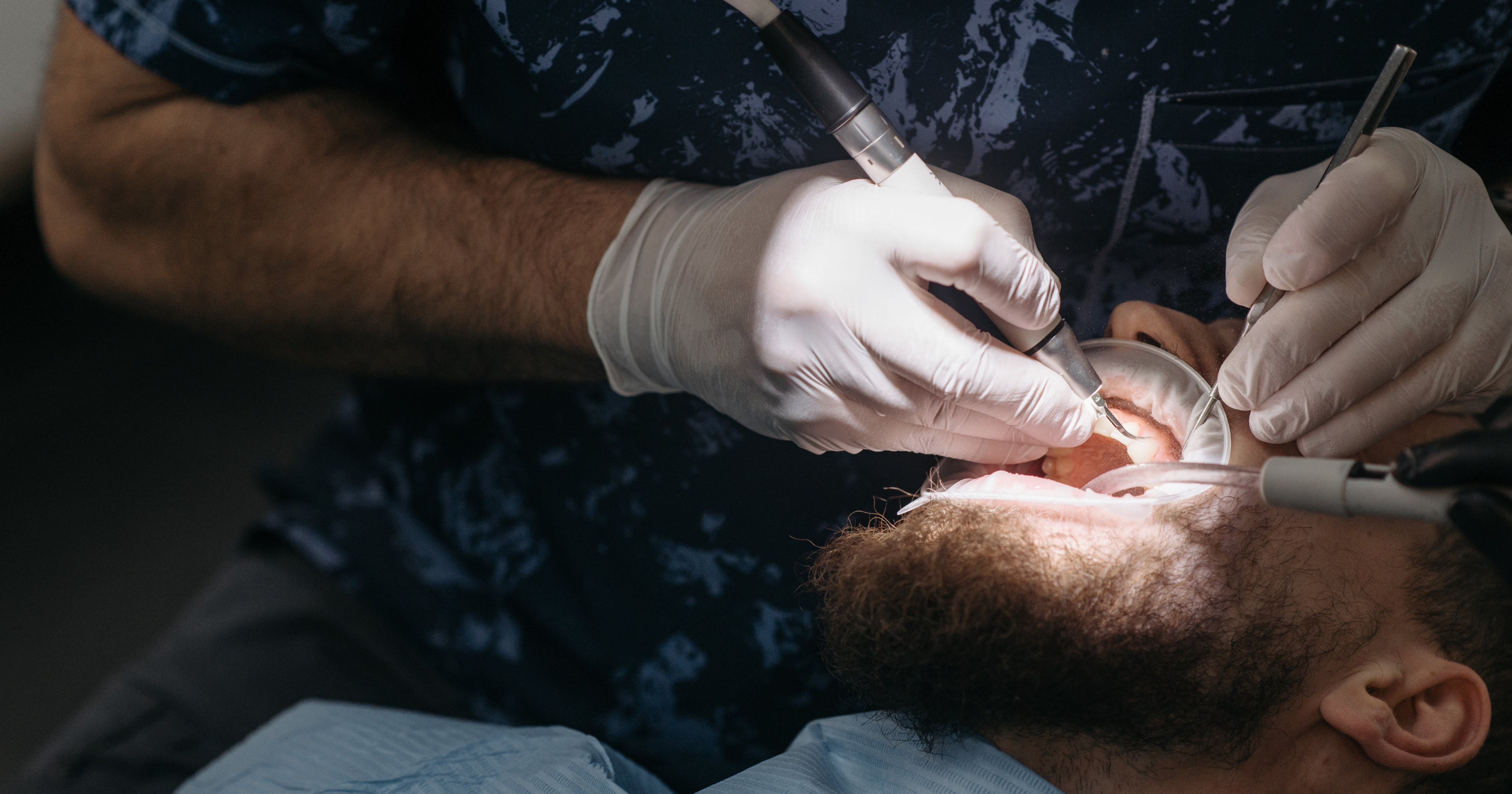 Mężczyzna leżący na fotelu dentystycznym
