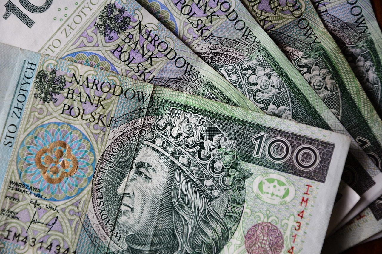 Rozłożone banknoty stuzłotowe