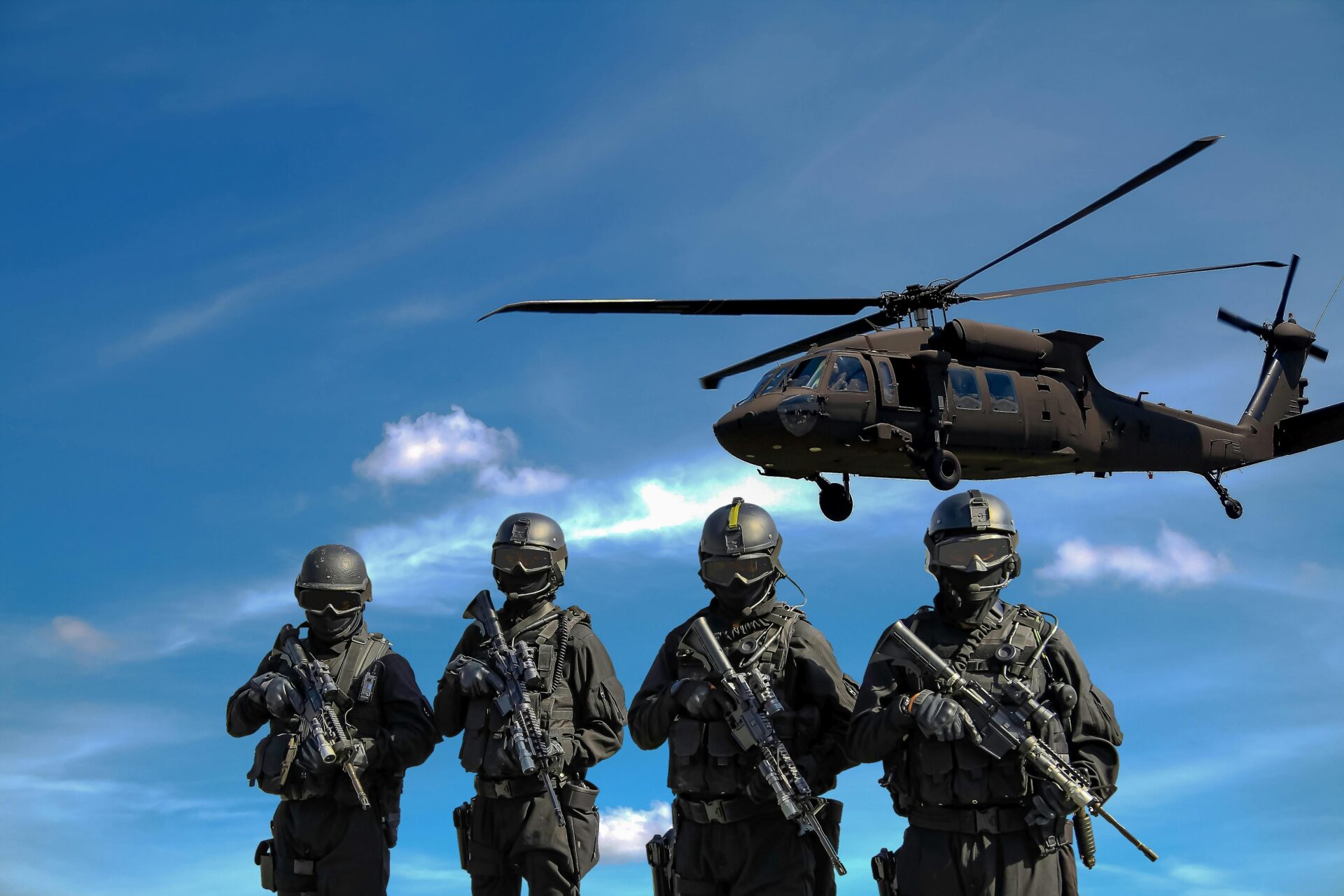 żołnierze i helikopter w tle
