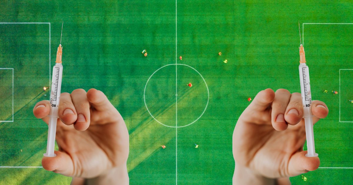 Boisko do piłki nożnej z lotu ptaka, na nim naklejony wycinek zdjęcia – ręka ze strzykawką ze szczepionką.