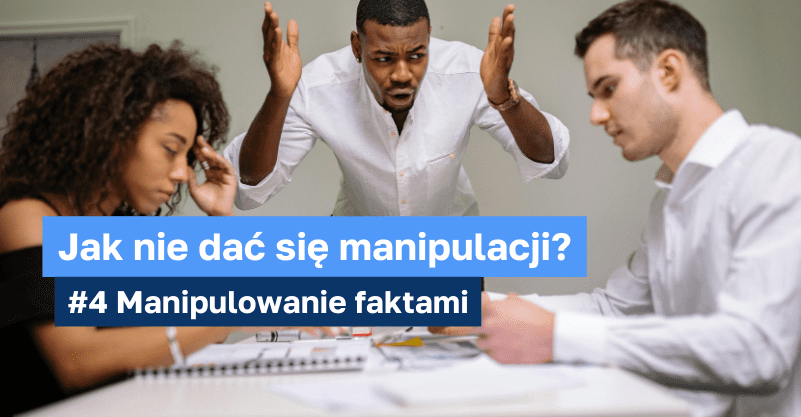 3 osoby siedzące przy stole, środkowa podnosi ręce