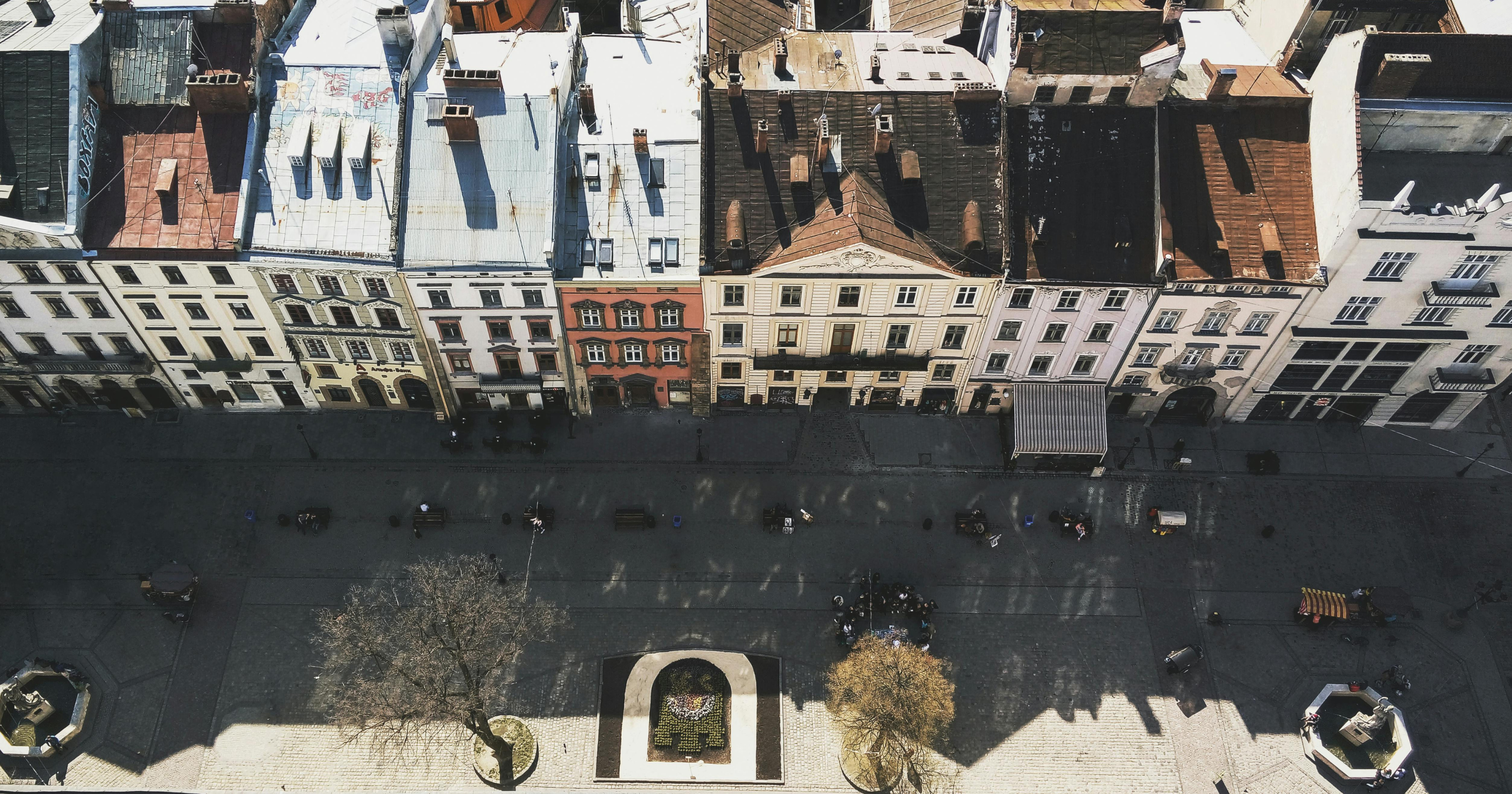Zdjęcie miasta z lotu ptaka. Kolorowe kamienice, rynek, trochę drzew i dwie fontanny