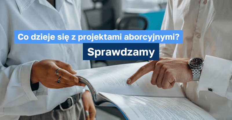 dwie osoby sprawdzają coś w dokumentach