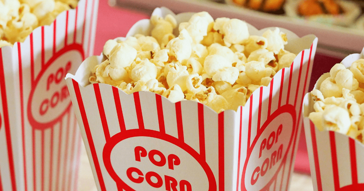 popcorn w czerwonych kartonikach