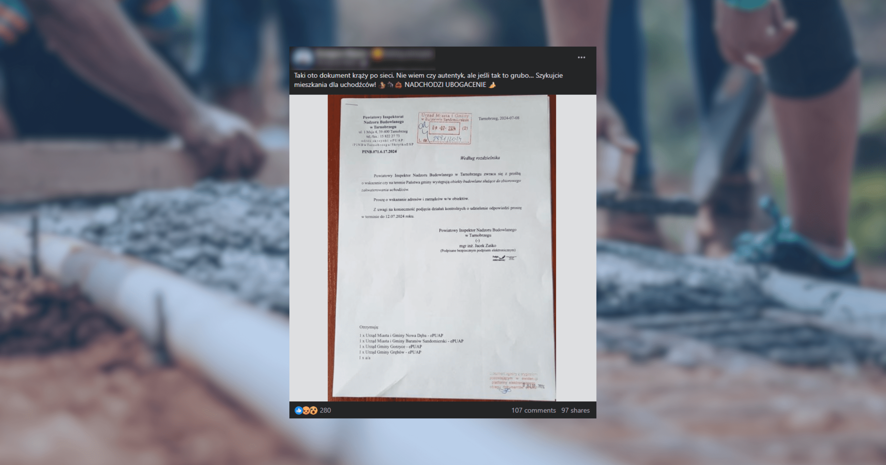 Screenshot wpisu na Facebooku z treścią szerzącą nieprawdzie informacje: „Taki oto dokument krąży po sieci. Nie wiem czy autentyk, ale jeśli tak to grubo… Szykujcie mieszkania dla uchodźców! 🐒🦍🦧 NADCHODZI UBOGACENIE 🍌”