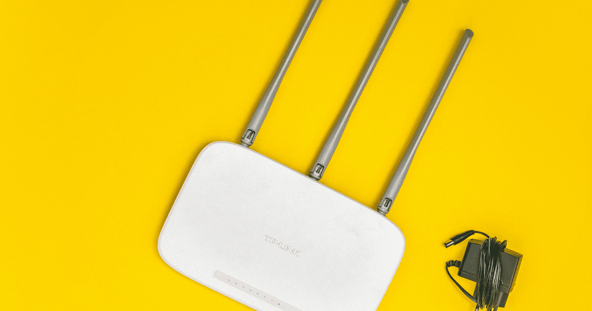 router wifi z ładowaką na żółtym tle