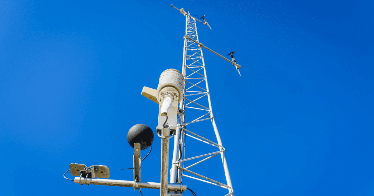 Antena na tle nieba