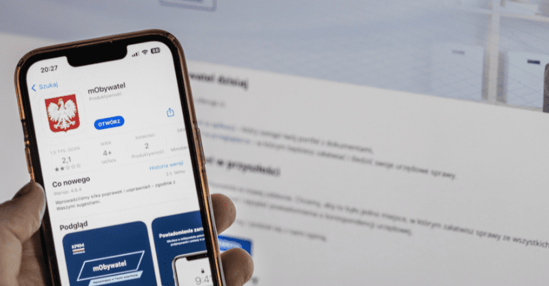 aplikacja mObywatel na telefonie, w tle strona internetowa