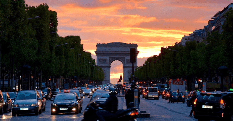 Zatłoczona Ulica Z Samochodami Wzdłuż Arc De Triomphe