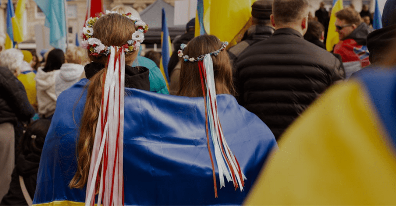 tłum ludzi z flagami Ukrainy