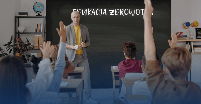 w tle nauczyciel przy tablicy w sali lekcyjnej i uczniowie siedzący w ławkach szkolnych