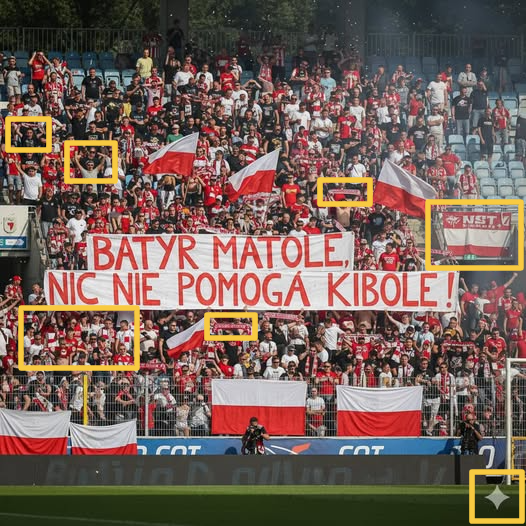 Zdjęcie przedstawia trybuny pełne kibiców trzymających flagi Polski oraz transparent z napisem: Batyr matole, nic nie pomogą kibole. W żółtych ramkach widać dowody na to, że zdjęcie nie jest autentyczne.