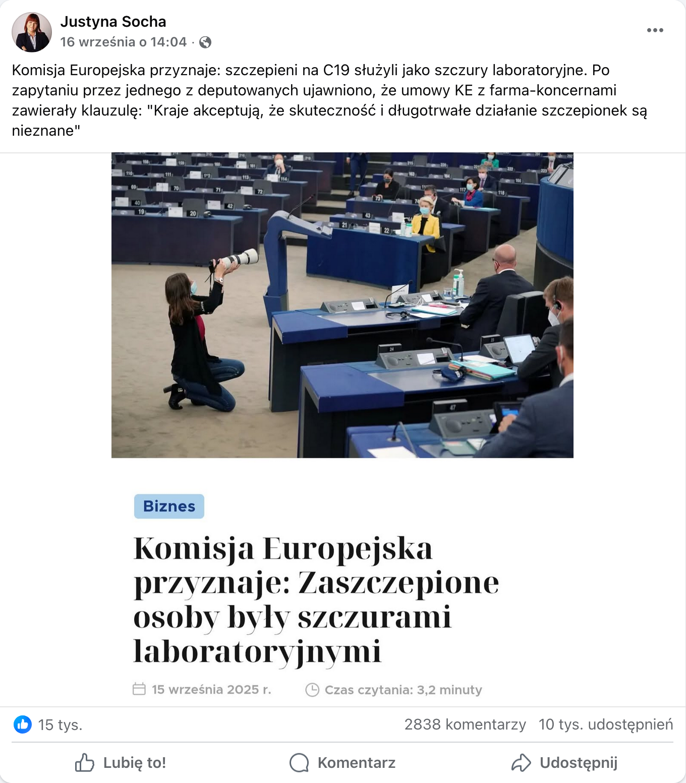 Zrzut ekranu przedstawiający wpis opublikowany przez Justynę Sochę na platformie Facebook.com. Grafikę dołączoną do wpisu stanowi zrzut ekranu przedstawiający okładkę oraz nagłówek internetowego artykułu. Zdjęcie z okładki zrobiono w sali obrad Parlamentu Europejskiego. Na fotografii widać posłów siedzących przy niebieskich biurkach oraz fotografa klęczącego i robiącego zdjęcia. Nagłówek pod zdjęciem brzmi: „Komisja Europejska przyznaje: Zaszczepione osoby były szczurami laboratoryjnymi”.