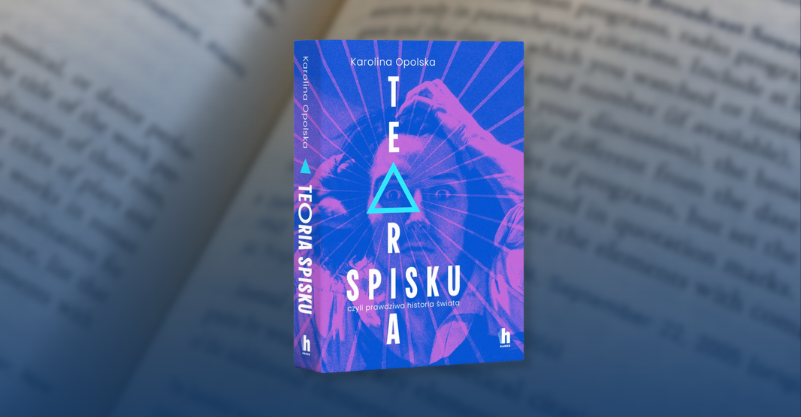 Książka „Teoria spisku, czyli prawdziwa historia świata” na tle otwartej książki
