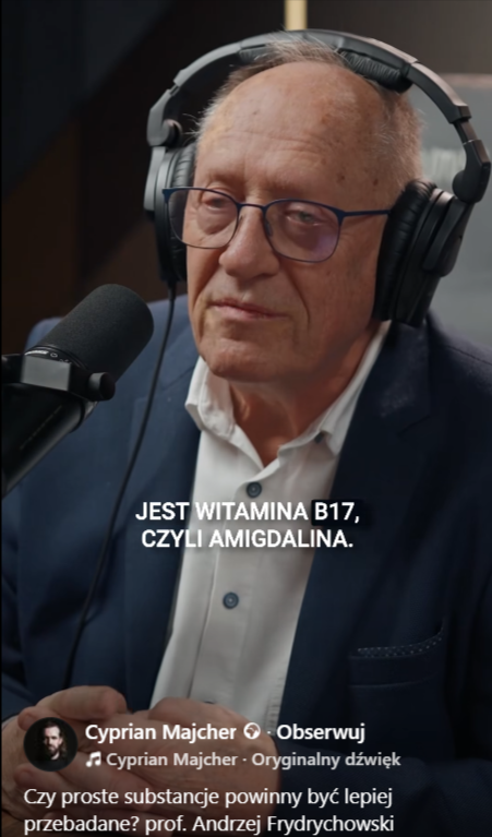 Zrzut ekranu z nagrania opublikowanego na Facebooku, na którym widać profesora Andrzeja Frydrychowskiego siedzącego w słuchawkach i przy mikrofonie w studiu nagraniownym.