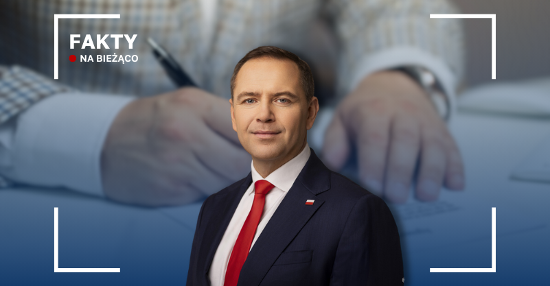 Karol Nawrocki, w tle dokumenty