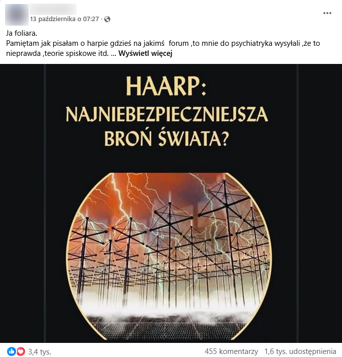 Zrzut ekranu wpisu z Facebooka. Na górze podpis i elementy interfejsu platformy, na dole grafika przedstawiająca maszty HAARP.