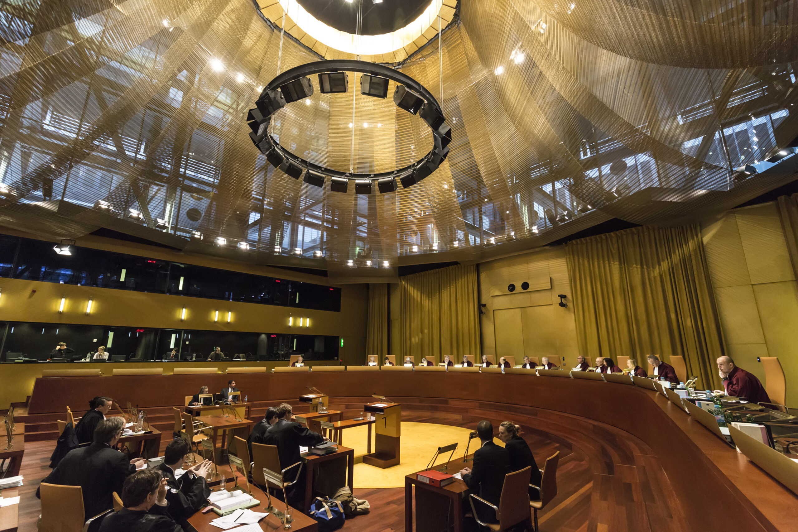 Zdjęcie przedstawia obrady Trybunału Sprawiedliwości Unii Europejskiej.