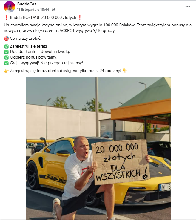 Zrzut ekranu z platformy Facebook, gdzie pojawia się celebryta Kamil Labudda, pseudonim „Budda”. W rękach trzyma baner, na którym rzekomo napisano: „20 mln złotych dla wszystkich”. W tle widzimy sportowe, żółte auto marki Porsche. 