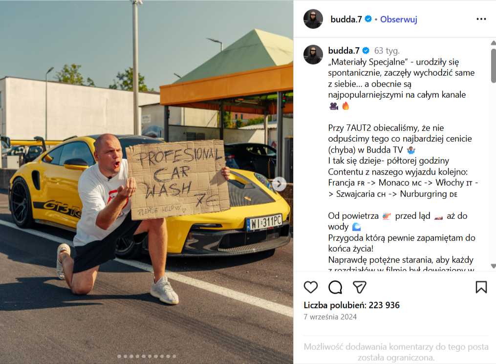 Zrzut ekranu z platformy Instagram, gdzie pojawia się oryginalne zdjęcia Buddy trzymającego kawałek kartonu. Na fotografii widzimy prawdziwy zapis, który brzmi:  „profesional car wash”. 