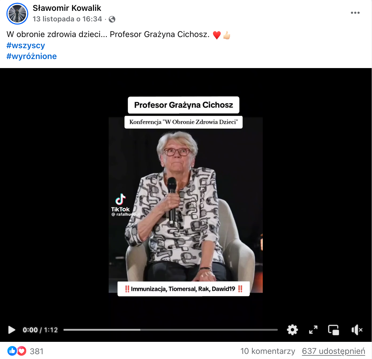 Zrzut ekranu przedstawiający nagranie opublikowane na Facebooku. W kadrze widać starszą kobietę w czerwonych okularach i jasnej bluzce w geometryczne wzory. Kobieta siedzi na szarym fotelu, w prawej ręce trzyma mikrofon. Nad jej wizerunkiem umieszczono napis: „Profesor Grażyna Cichosz. Konferencja »W Obronie Zdrowia Dzieci«”. W dole kadru pomiędzy czerwonymi wykrzyknikami widać napis: „Immunizacja, Tiomersal, Rak, Dawid19”.