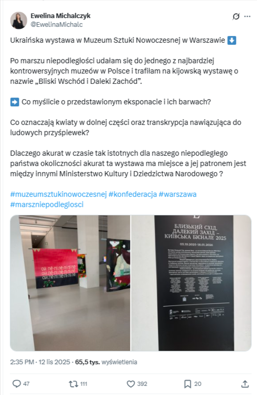 Wpis na portalu X Eweliny Michalczyk ze zdjęciami z wystawy w Muzeum Sztuki Nowoczesnej. Na jednum z nich widać obraz w czerwono-czarnych barwach.