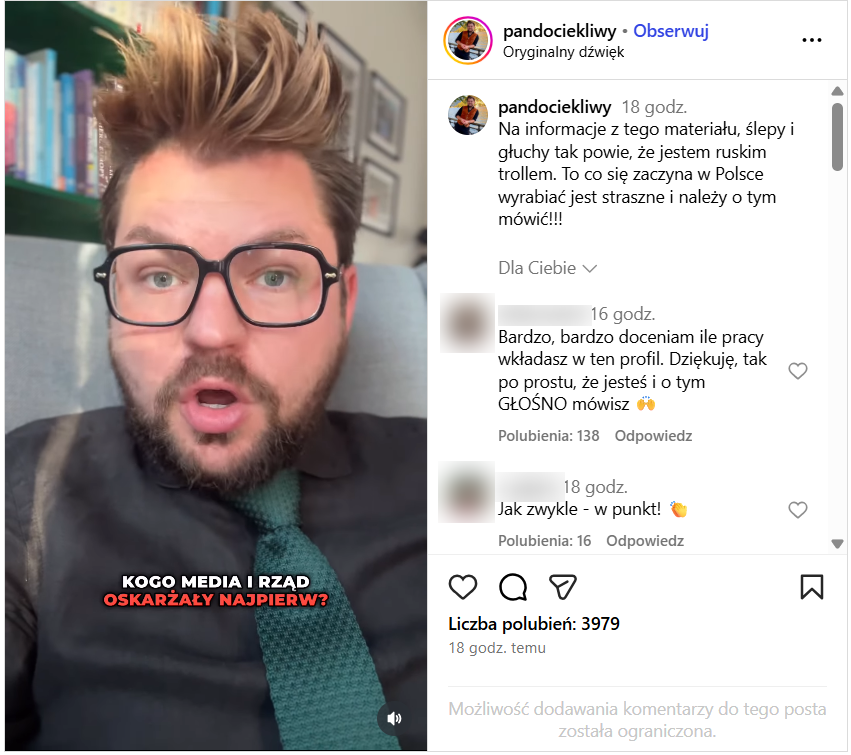 Nagranie z profilu “Pan Dociekliwy” na Instagramie. W kadrze widać mężczyzne w okularach w czarnej koszuli i ciemnozielonym krawatem