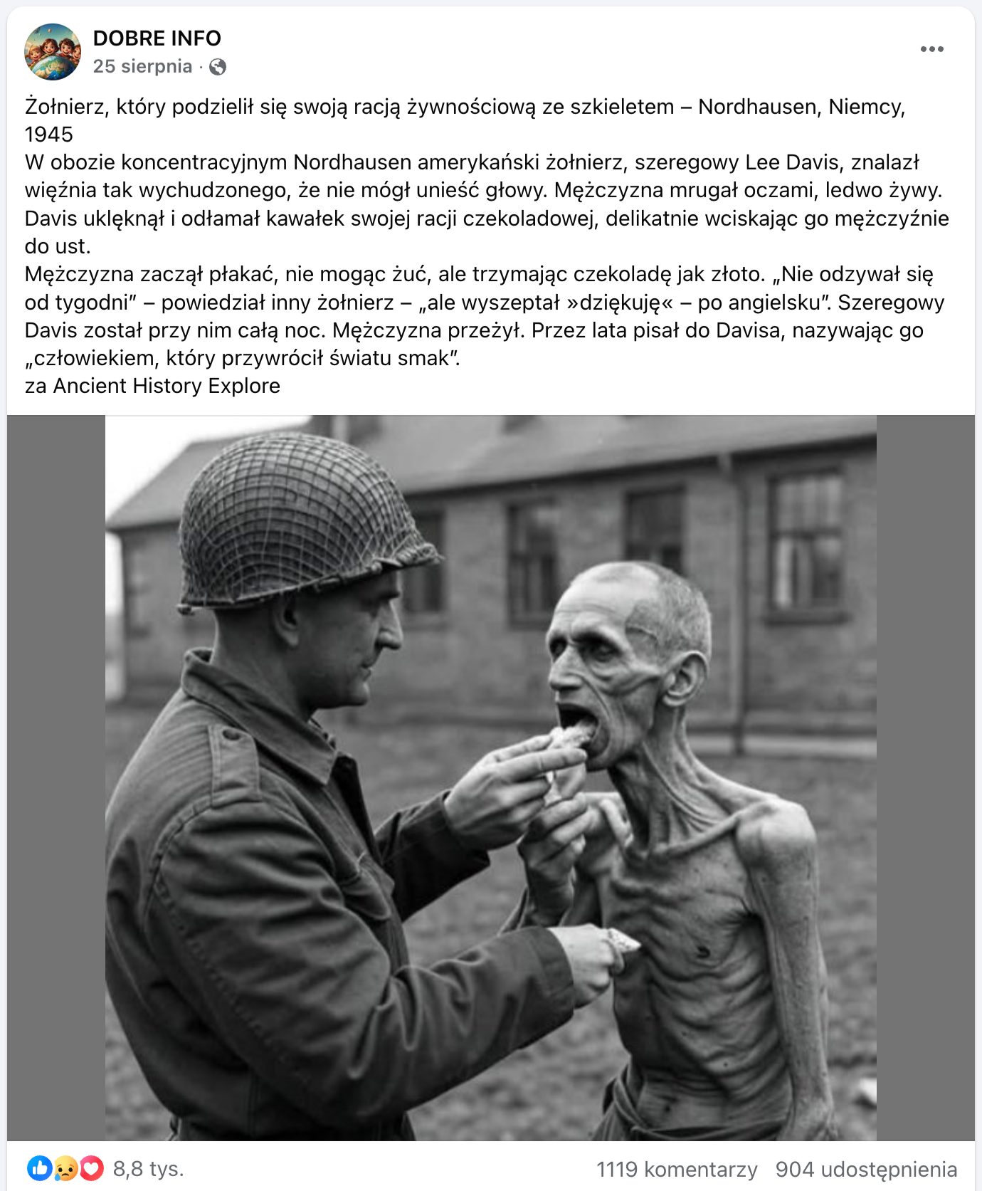 Zrzut ekranu posta na Facebooku. Dołączono do niego czarno-biały obraz przedstawiający żołnierza karmiącego wychudzonego człowieka. 