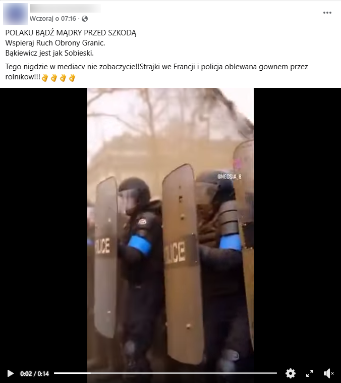 Zrzut ekranu z platformy Facebook, gdzie pojawia się kordon policji, który broni się tarczami. 