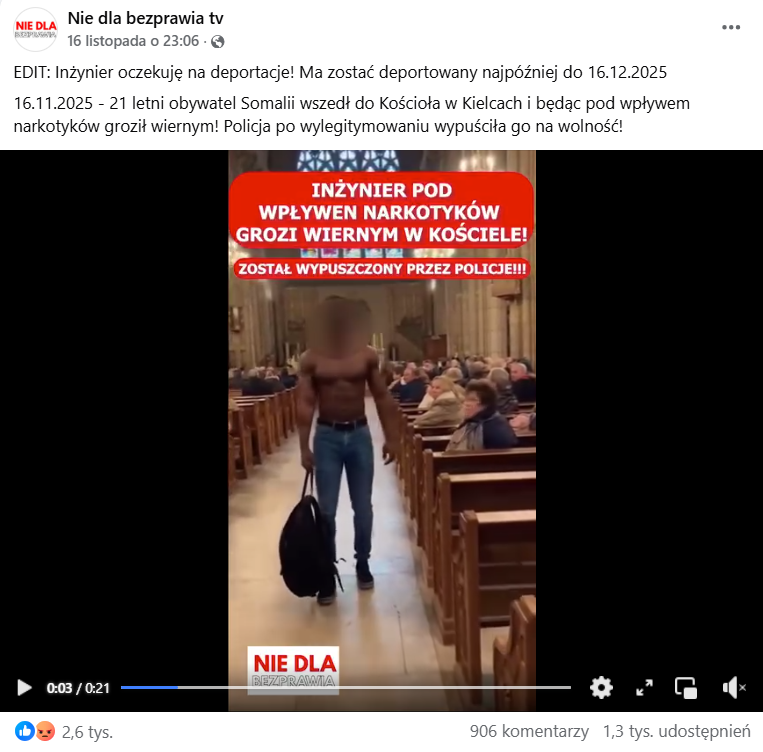 Zrzut ekranu z platformy Facebook, gdzie widzimy mężczyznę z nagim torsem, trzymającego plecak. Sytuacja ma miejsce w kościele, gdzie wierni ze zdziwieniem patrzą na mężczyznę.