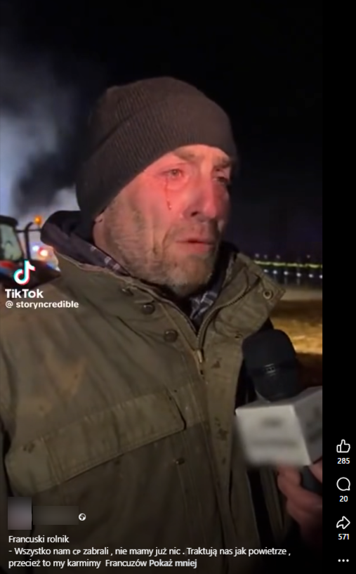 Rolka na Facebooku z nagraniem wypowiedzi rzekomego rolnika. W kadrze widzimy płaczącego mężczyznę w oliwkowej kurtce. W tle po lewej stronie widać fragment ciągnika, po prawej zaś ustawionych w szeregu policjantów z tarczami. Jest noc