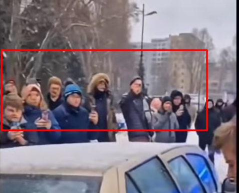 Kadr z nagrania, na którym widać błędy w generowaniu postaci w tłumie