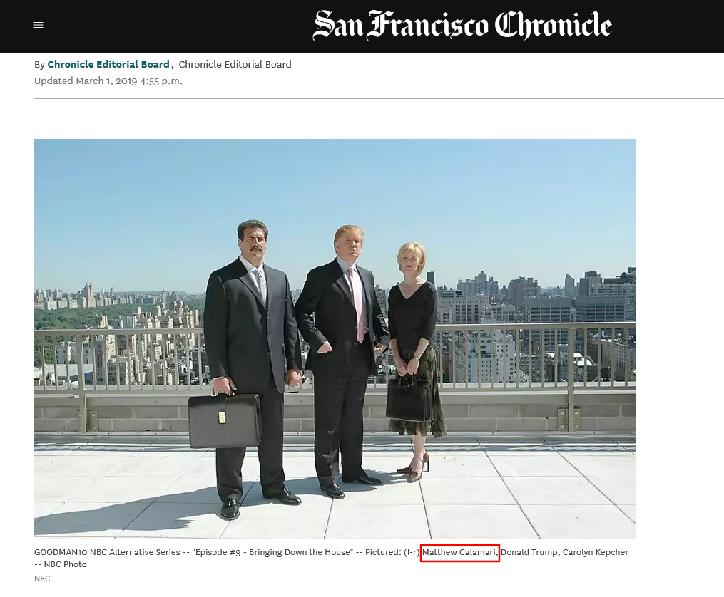 Zrzut ekranu z artykułu prasowego. Zdjęcie Matthew Calamariego w towarzystwie Donalda Trumpa i Carolyn Kepcher na dachu wieżowca. Na dole podpis grafiki, z podkreślonym nazwiskiem Calamariego.