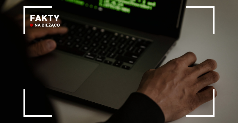 Dłonie obsługujące laptopa. W lewym górnym roku napis fakty na bieżąco