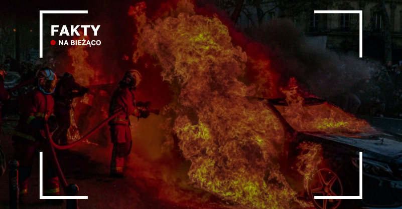 Strażacy gaszący pożar auta. W lewym górnym rogu napis fakty na bieżąco
