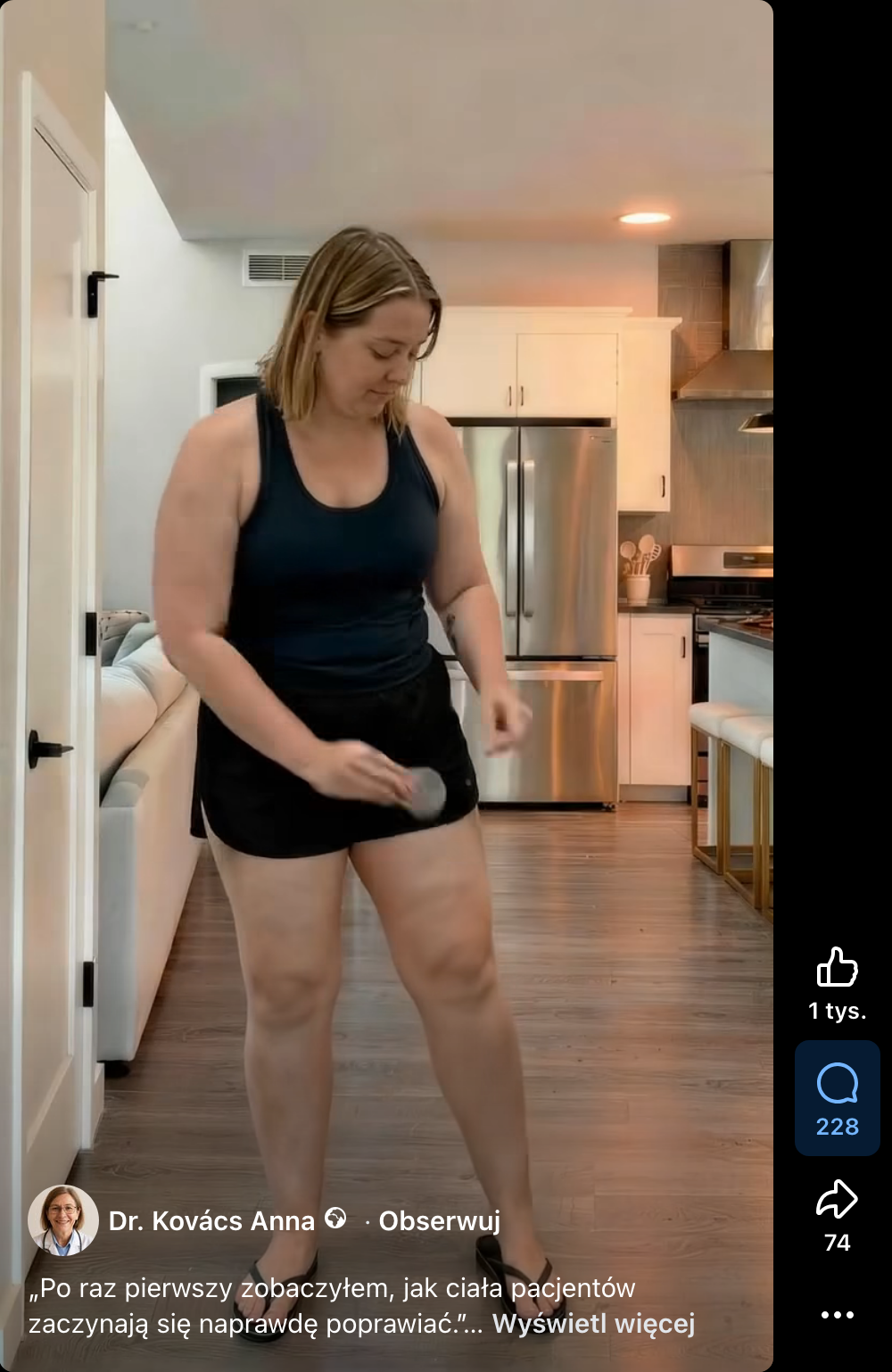 Zrzut ekranu przedstawiający wideo opublikowane na Facebooku. Widać na nim kobietę w czarnym sportowym stroju, w prawej ręce trzyma okrągły, przezroczysty plaster, który nakleja na lewą nogę.