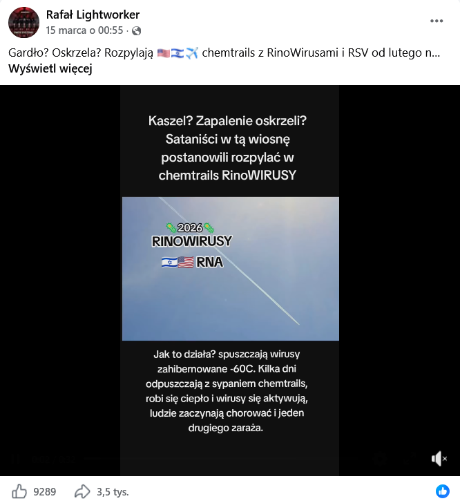 Zrzut ekranu wpisu z Facebooka. Na górze podpis i elementy interfejsu platformy. Na dole klatka z filmu przedstawiająca napisy i smugę kondensacyjną na niebie.
